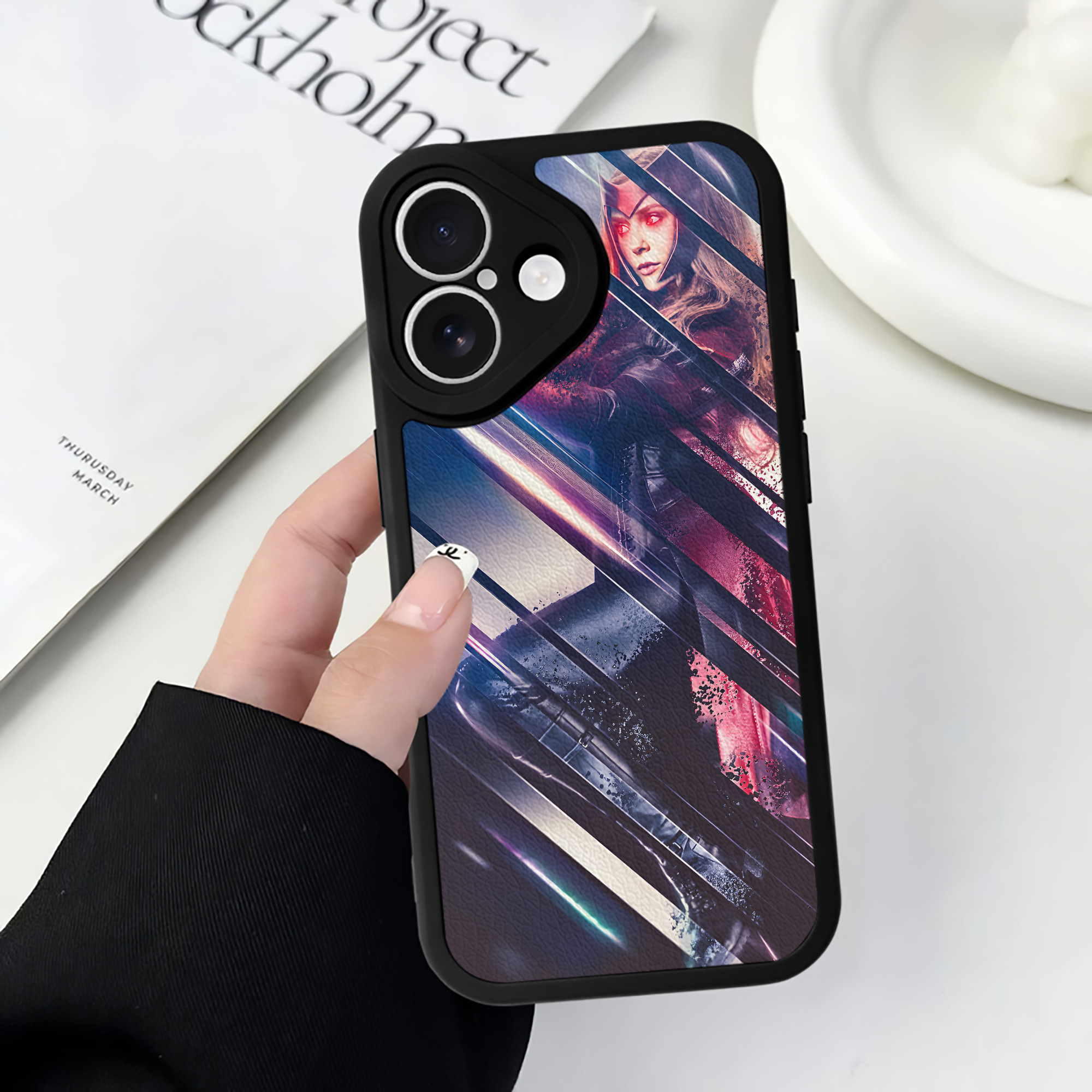 （画像用） アベンジャーズ The Avengers 【iPhone 16シリーズ対応】シリコンスマホケース（レザー調） 材質：シリコン